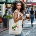 Tote bag femme illustration d’un oiseau perruche en couleur porté avec élégance par une femme - MARJANE et Cie