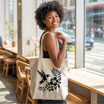 Tote bag femme avec illustration d’un oiseau colibri floqué en monochrome noir porté par une femme - MARJANE et Cie