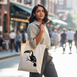 Tote bag femme avec illustration d’un toucan floqué en monochrome porté par une femme - MARJANE et Cie