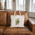 Tote bag femme illustré d’un oiseau pic vert en couleur posé sur un canapé – style naturaliste - MARJANE et Cie