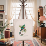Tote bag femme recto avec illustration naturaliste d’un oiseau quetzal suspendu à un porte-manteau - MARJANE et Cie