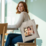 Tote bag femme vintage porté, illustration rétro inspirée d’une époque élégante - MARJANE et Cie