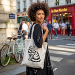 Tote bag chat femme porté par une femme – monochrome noir élégant - MARJANE et Cie