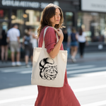 Tote bag chat femme porté par une femme avec du style – monochrome noir amusant - MARJANE et Cie