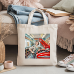 Tote bag femme Girl Power avec illustration d’une femme garagiste, posé dans un intérieur - MARJANE et Cie