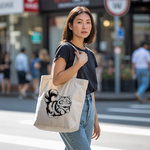 Tote bag chat Bengal femme porté au quotidien par une femme – illustration flocage noir et blanc – MARJANE et Cie