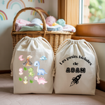 Sac pochon bébé personnalisé face famille de dinosaures et face prénom en coton avec flocage, cadeau naissance - MARJANE et Cie