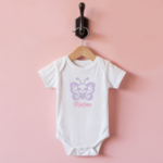 Body bébé personnalisable blanc avec prénom et abeille adorable suspendu - MARJANE et Cie