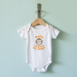 Body bébé personnalisable avec singe et message sur cintre, cadeau naissance - MARJANE et Cie