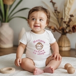Body bébé personnalisé en coton singe et message inspirant porté par bébé - MARJANE et Cie