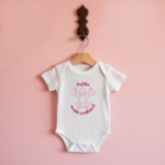 Body bébé personnalisable avec bébé costaud et message sur cintre, cadeau naissance - MARJANE et Cie