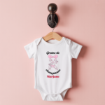 Body bébé personnalisable avec fille jouant au karaté sur cintre, cadeau naissance - MARJANE et Cie