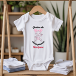 Body bébé personnalisable blanc avec fille jouant au karaté suspendu - MARJANE et Cie