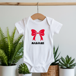 Body bébé personnalisable blanc avec nœud rouge suspendu - MARJANE et Cie