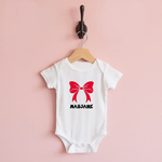 Body bébé personnalisable avec nœud rouge graphique sur cintre, cadeau naissance - MARJANE et Cie