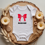 Body bébé personnalisé avec illustration d’un nœud rouge flocage couleur - MARJANE et Cie