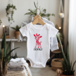 Body bébé personnalisable avec prénom et girafe rieuse flocage sur cintre - MARJANE et Cie