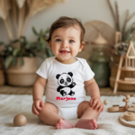 Body bébé personnalisé en coton panda espiègle porté par bébé - MARJANE et Cie