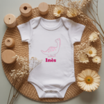 Body bébé personnalisé avec illustration d’un dinosaure bienveillant flocage couleur, cadeau naissance - MARJANE et Cie