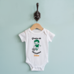 Body bébé personnalisable avec garçon jouant au football sur cintre, cadeau naissance - MARJANE et Cie