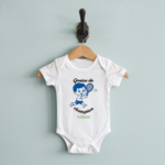 Body bébé personnalisable avec garçon jouant au tennis sur cintre, cadeau naissance - MARJANE et Cie