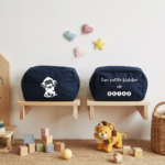 Trousse bébé personnalisée face Singe rieur et face texte bleu marine avec flocage, écoresponsable - MARJANE et Cie