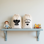 Sac pochon bébé personnalisé face éléphant tendre et face prénom en coton avec flocage, cadeau naissance - MARJANE et Cie