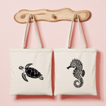 Tote bag femme avec hippocampe et tortue nageant en flocage monochrome - MARJANE et Cie
