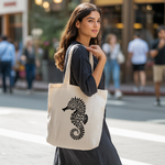 Tote bag femme avec hippocampe portée par une femme avec élégance – univers de la mer - MARJANE et Cie