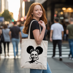 Tote bag femme avec portrait féminin affirmé porté par une femme - MARJANE et Cie