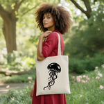 Tote bag femme avec illustration de méduse monochrome porté par une femme - mer - MARJANE et Cie