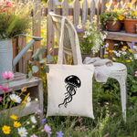 Tote bag femme méduse en flocage monochrome suspendu à une chaise de jardin – univers de la mer - MARJANE et Cie