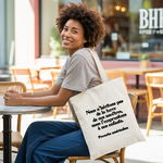 Tote bag femme porté, citation engagée écologie mise en valeur en monochrome - MARJANE et Cie