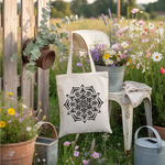 Tote bag femme mandala monochrome, suspendu à une chaise de jardin - MARJANE et Cie