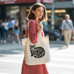 Tote bag chat femme porté par une femme déterminée - MARJANE et Cie