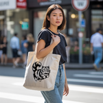 Tote bag chat femme porté au quotidien par une femme – illustration flocage noir – MARJANE et Cie