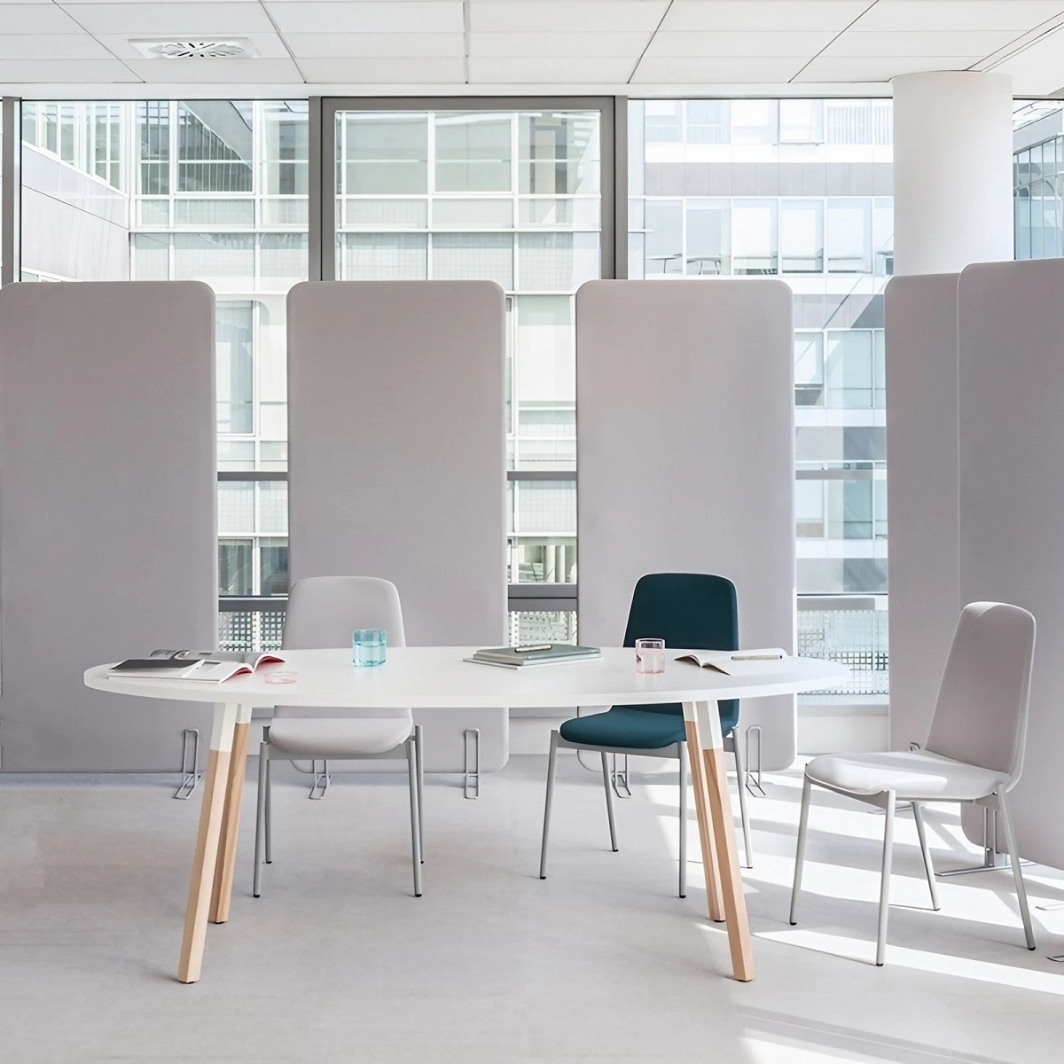 Table de réunion design ovale avec piétement bois