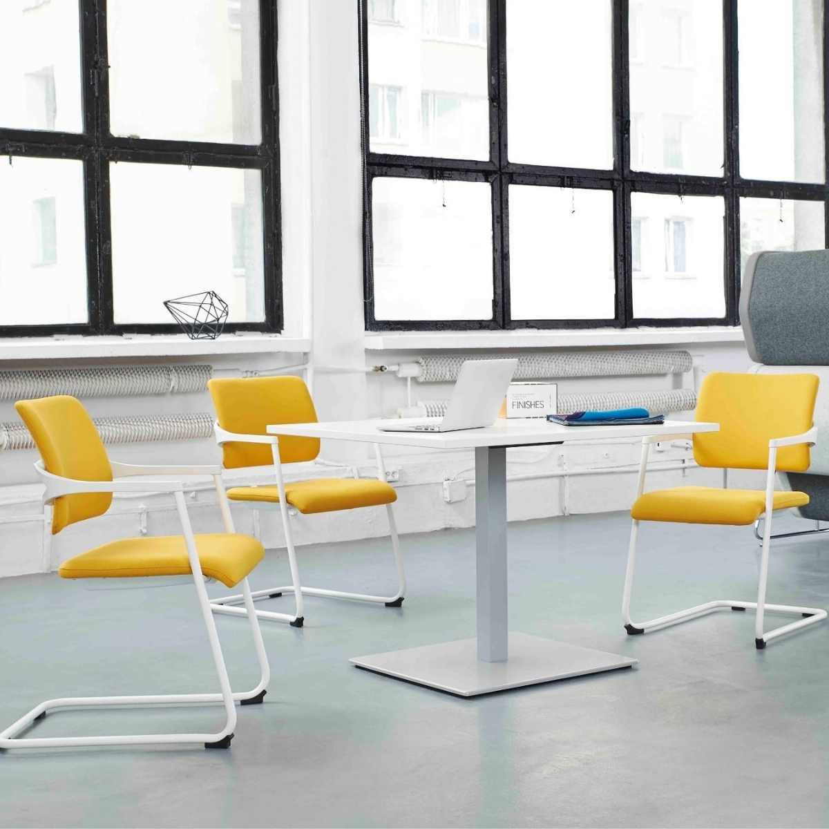 Chaise_réunion_empilable_plastique_acier_réunion