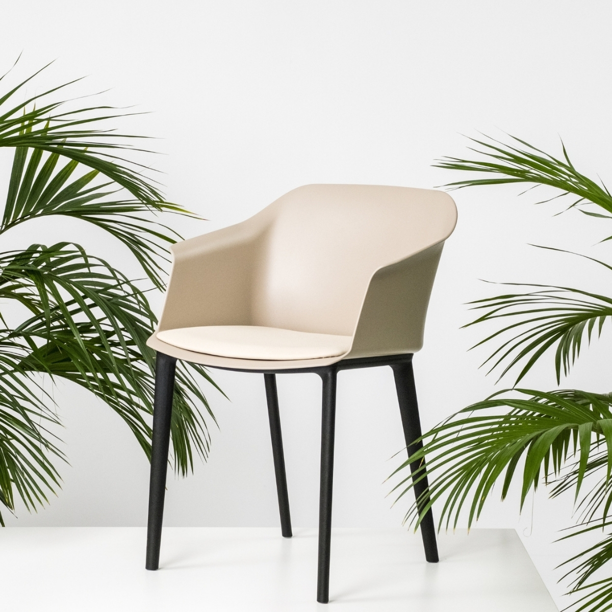 Chaise_réunion_moderne_plastique_éléhante