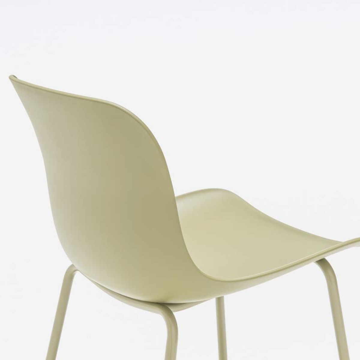 Chaise_réunion_plastique_colorée_recyclable_piètement_métallique