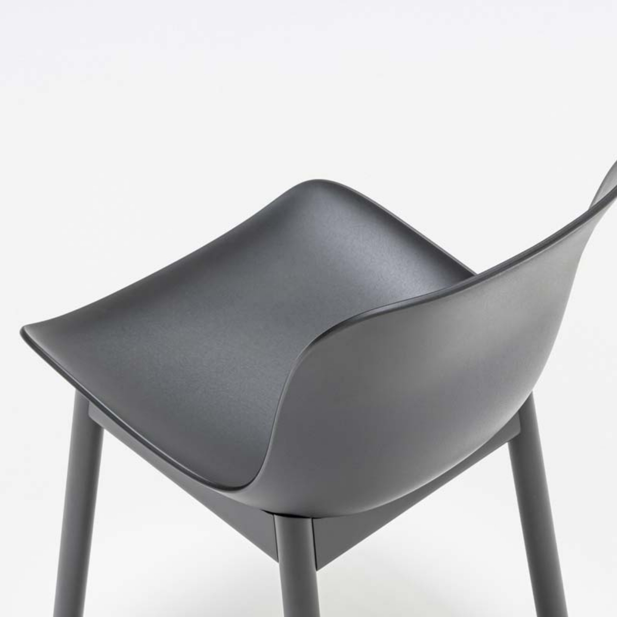 Chaise_réunion_plastique_piètement_bois_noire