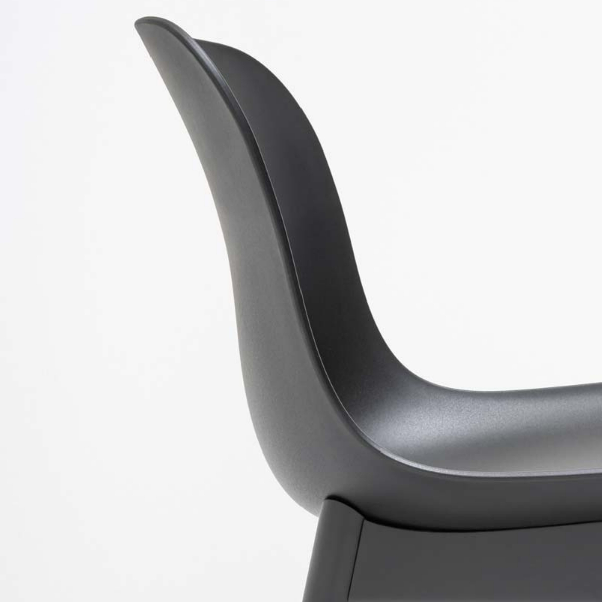 Chaise_réunion_plastique_piètement_bois_confortable