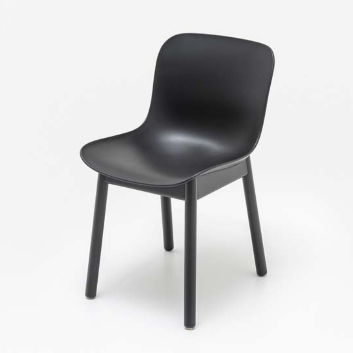 Chaise_réunion_plastique_piètement_bois_polyvalente