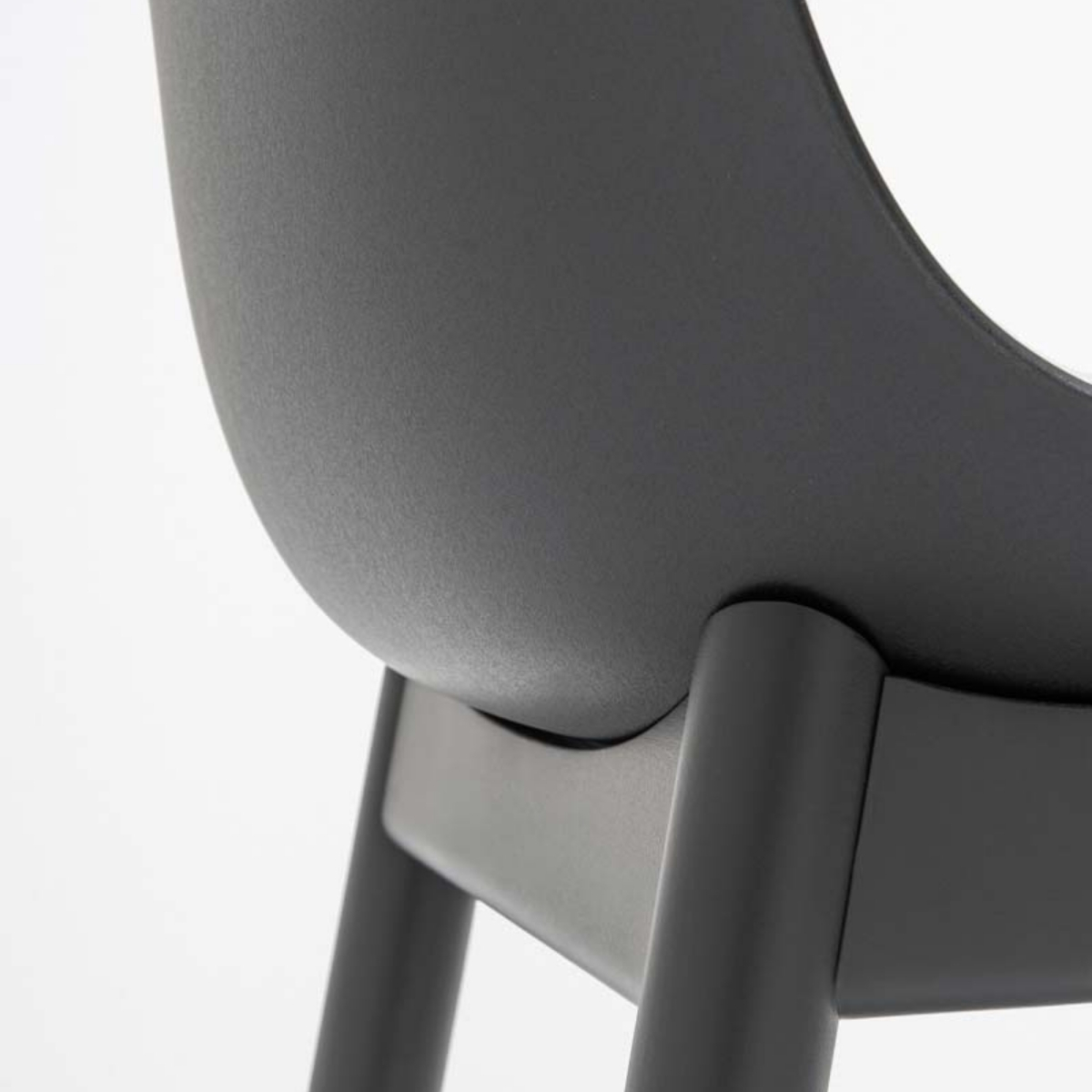 Chaise_réunion_plastique_piètement_bois_design