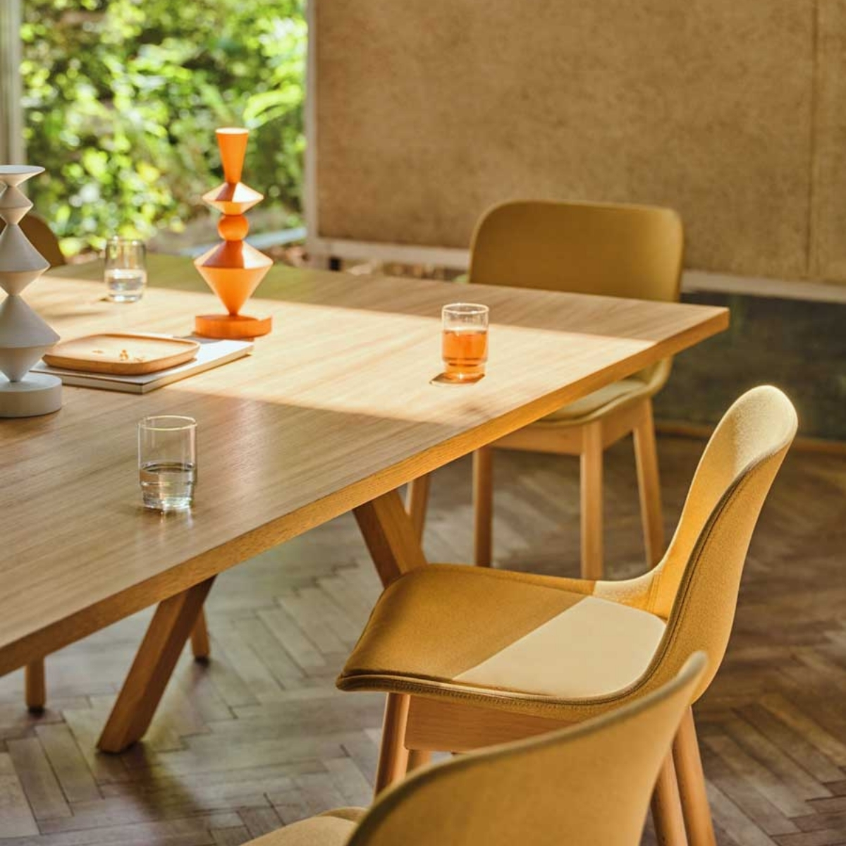 Chaise_réunion_tapissée_piètement_bois_open_space