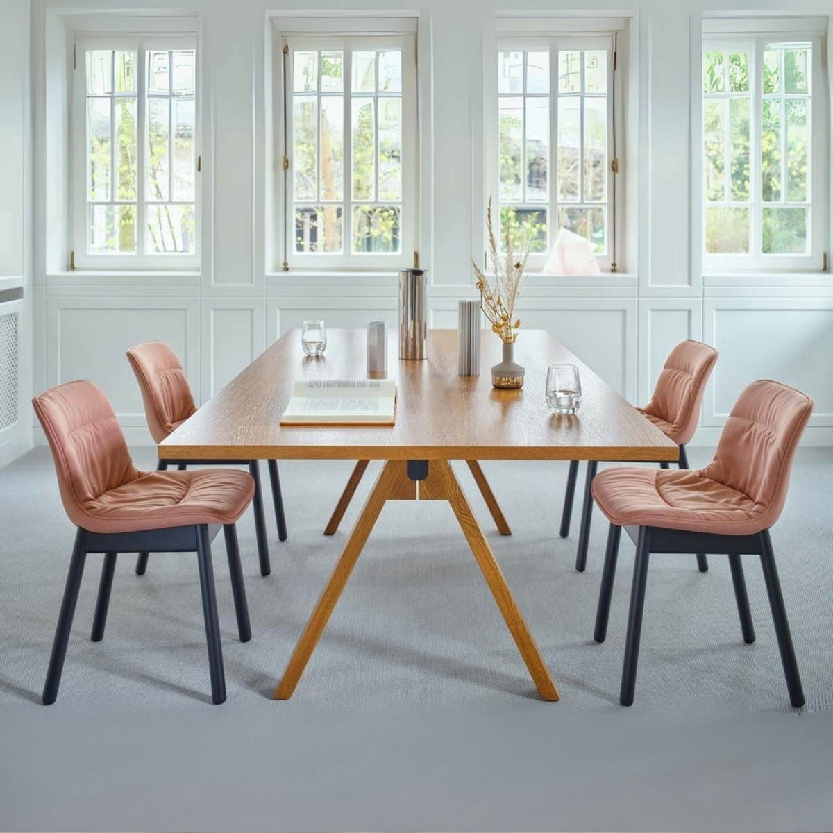 Chaise_réunion_rembourrée_piètement_bois_bureau