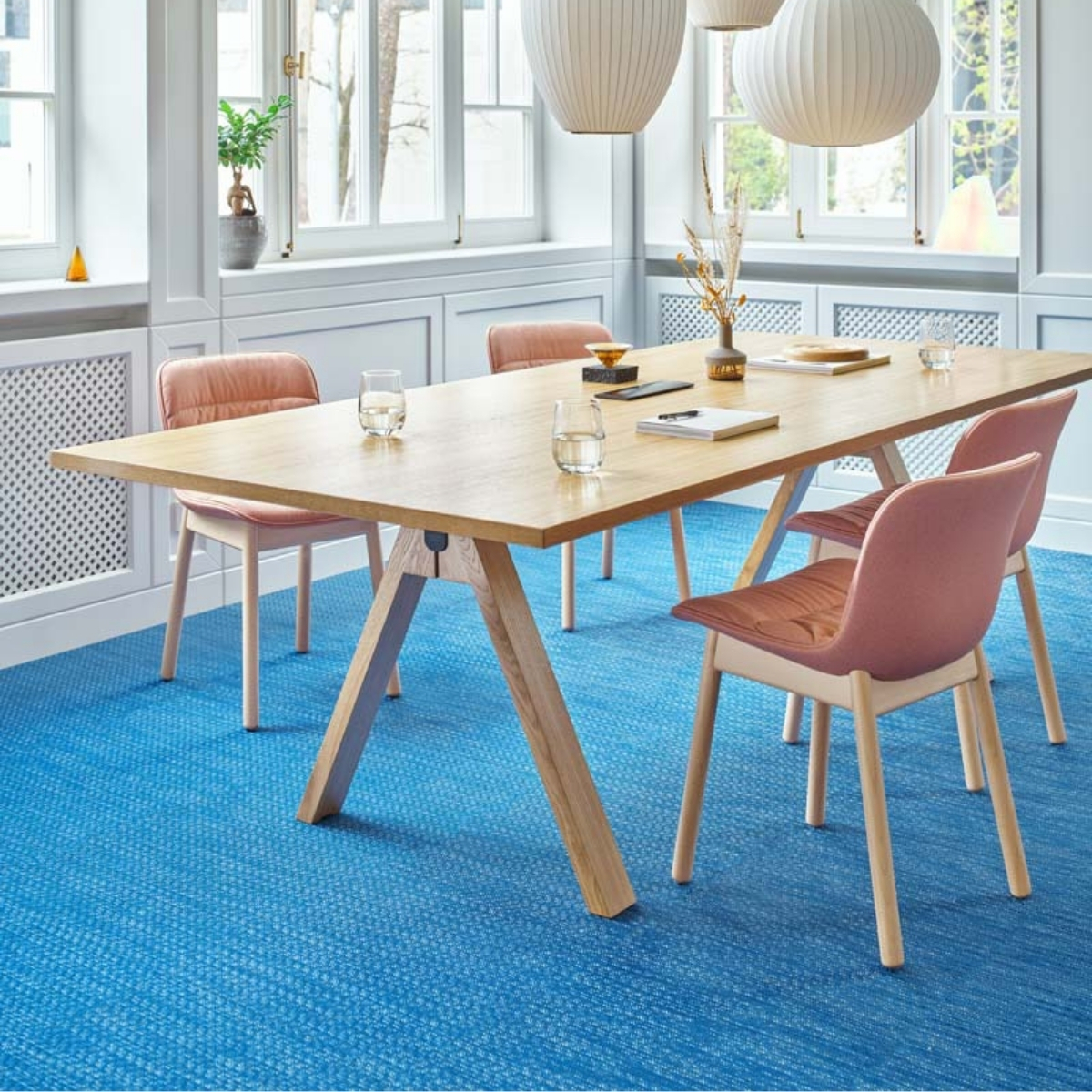 Chaise_réunion_rembourrée_piètement_bois_coworking