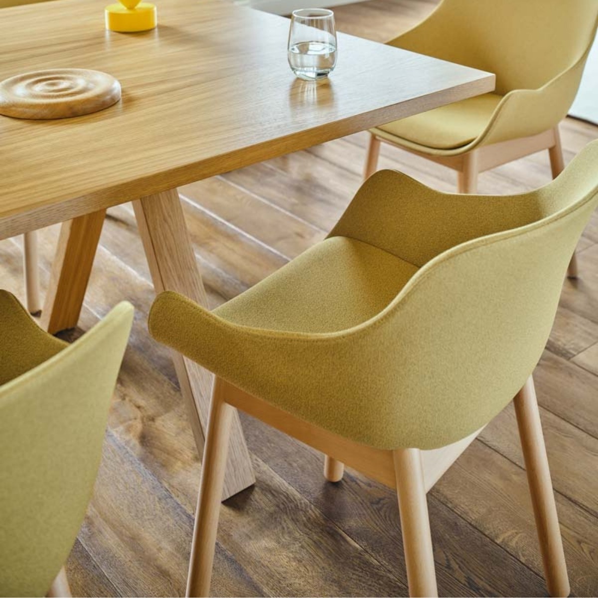 Fauteuil_réunion_tapissé_piètement_bois_polyvalente