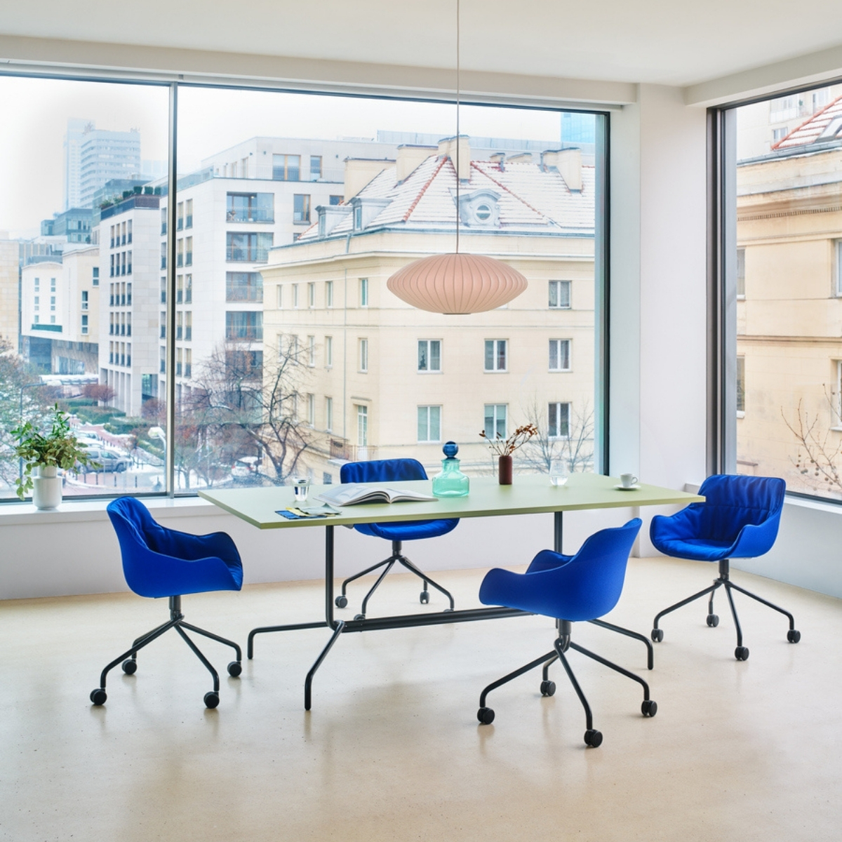 Siège_réunion_confortable_accoudoirs_piètement_roulettes