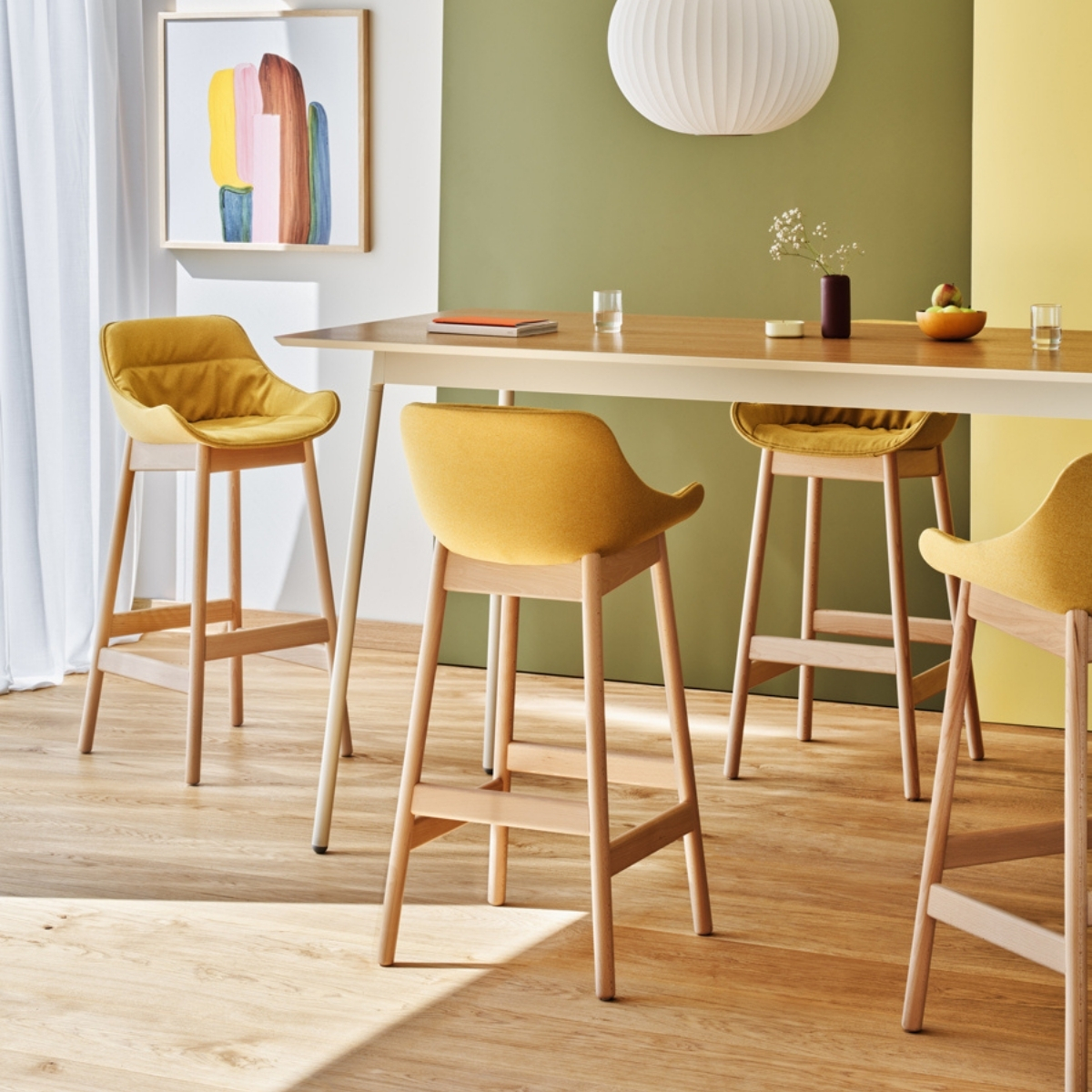 Chaise_haute_piètement_bois_design